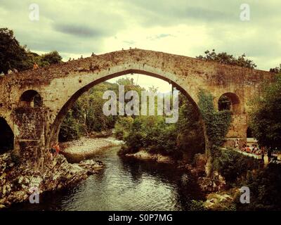 Römische Brücke über den Fluss Sella in Cangas de Onis, Asturien - Spanien Stockfoto