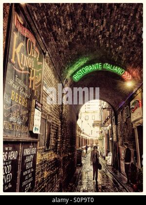 Der Kings Kopf Hof ist eine ruhige kleine Gasse abseits der belebten Hauptstraße in Southwark. Es umfasst die Kneipe, wenn der gleiche Name und ein italienisches Restaurant Stockfoto