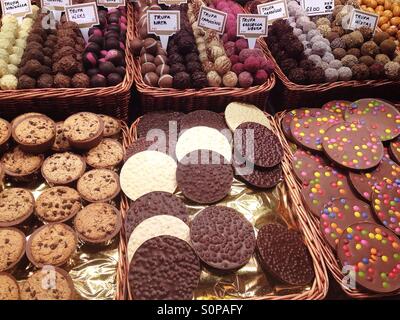 Kekse und Pralinen zum Verkauf auf dem Markt Stockfoto