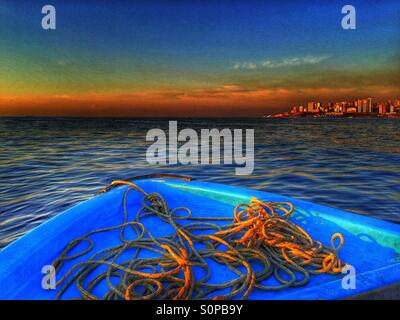 Boot, Fischerboot, Seile, Ras Beirut, Libanon, Hussein el SANEH, Bleu Wasser, nebligen Himmel Stockfoto