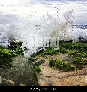 Erfassung der Bewegung des Wassers als Wellen über Felsen Stockfoto