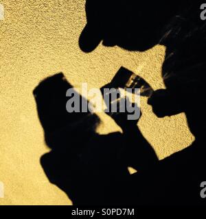 Schatten ein paar mit einem Glas Champagner Stockfoto