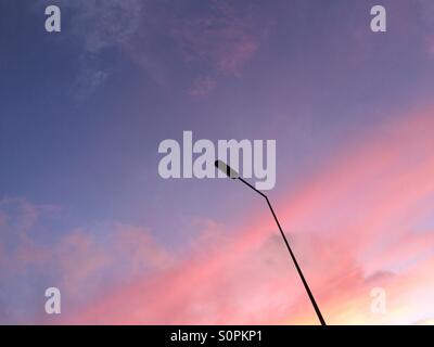 Straße Licht Silhouette auf schönen Sonnenuntergang Wolken-Hintergrund Stockfoto