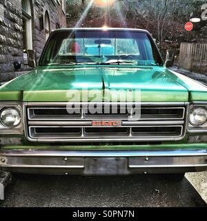 Grüne Oldtimer Gmc LKW in Gasse in Québec (Stadt) Stockfoto