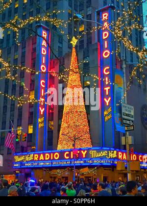 New Yorks berühmten Radio Musik Rathaus ist für den Urlaub mit einem riesigen beleuchteten Weihnachtsbaum dekoriert. Stockfoto