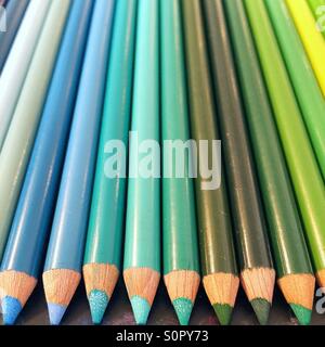 Grünen und blauen Farbstifte ausgerichtet in einer Reihe. Stockfoto