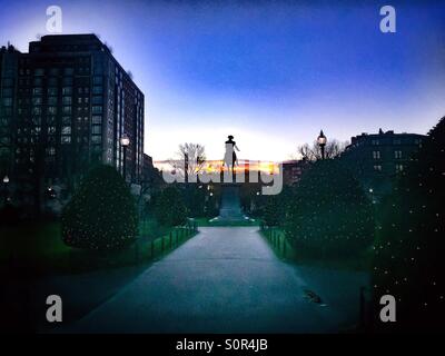 Die Statue von George Washington in Boston Public Garden in den Sonnenuntergang reiten ersichtlich Stockfoto