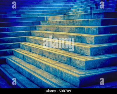 Blaue und gelbe Treppe und Diagonalen Stockfoto