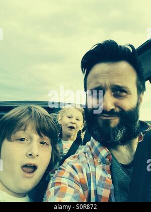 Familie nehmen Selfie in Auto Stockfoto