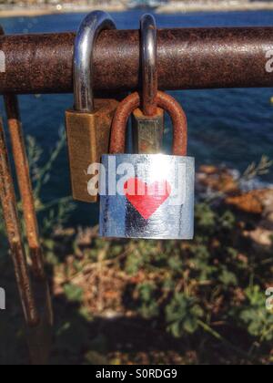 Mit roten Herz auf einer Brücke zu sperren Stockfoto