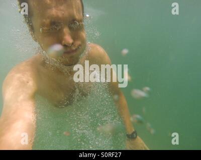 Unterwasser Selfie des jungen Mannes Stockfoto