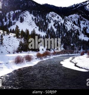 Der Salmon River in Idaho mit Schnee Stockfoto