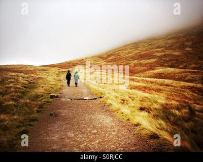 Vorbereitung zum Wandern und Klettern auf Ben Nevis in Schottland in eine Wolke Stockfoto