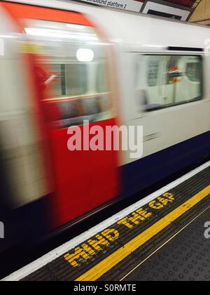 Ein Zug beschleunigt durch in der Londoner U-Bahn. London, England UK. Stockfoto