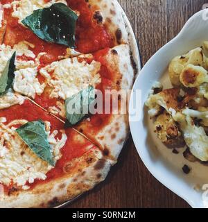 Vegane Pizza und geröstetem Blumenkohl Stockfoto