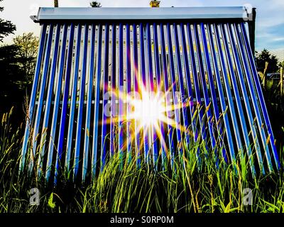 Kleine Solaranlage, Nova Scotia, Kanada. Saubere, nachhaltige Solarenergiesysteme. Barfußlösung. Stockfoto