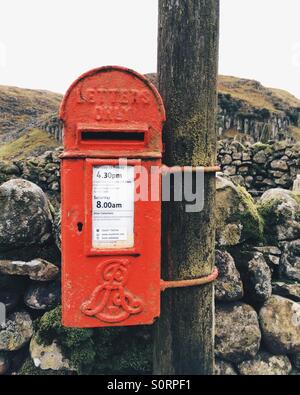 Eine kleine traditionelle rote Royal Mail Briefkasten im ländlichen Teesdale, UK. Stockfoto