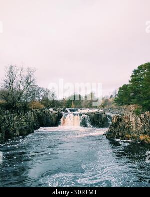 Der River Tees am Low Force Wasserfall in Teesdale, England, während des Winters. Stockfoto