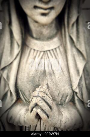 Eine Statue einer Frau mit Händen Gebet gefaltet. Stockfoto