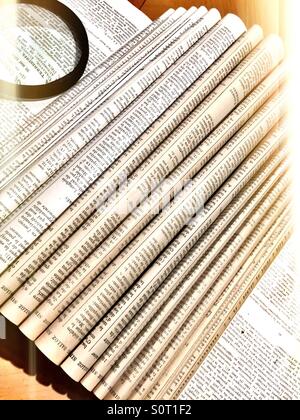 Buchen und mit einer Lupe auf den Seiten zu öffnen Stockfoto