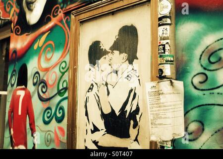 Berühmte Banksy Bild oder Graffiti Wandbild The Kissing Polizisten an Wand des Prinz Albert Pub in Brighton UK Stockfoto