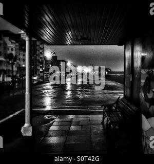 Worthing britische Stadt Strandpromenade an einem feuchten Wintern Morgen Stockfoto