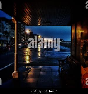 Worthing britische Stadt Strandpromenade an einem feuchten Wintern Morgen Stockfoto