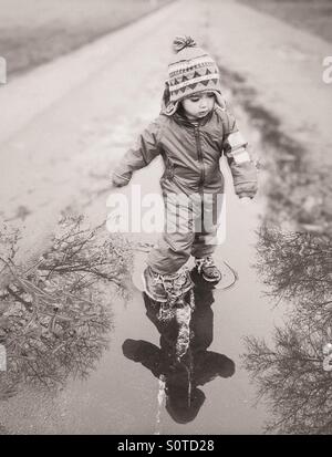 Kleiner Junge tanzen im Regen Stockfoto