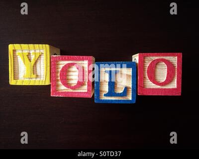 ABC-Holz-Block verwendet, um die Abkürzung YOLO buchstabieren, Sie leben nur einmal Stockfoto