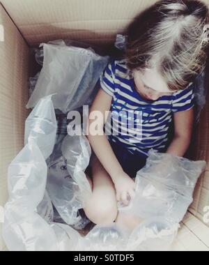 Mädchen in einer box Stockfoto