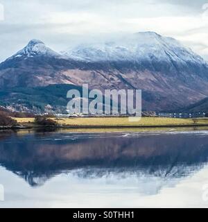 Ein Blick über Loch Leven in Richtung Glencoe in den schottischen highlands Stockfoto