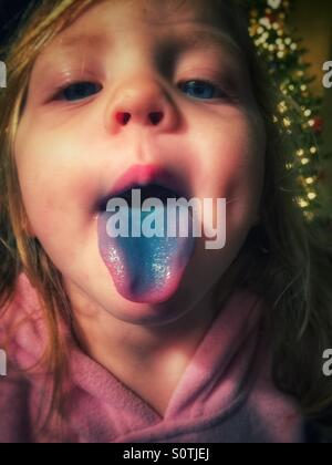 Kleine Mädchen ihre blaue Zunge Stockfoto