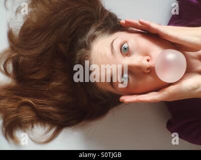 Lustiges Bild einer jungen Frau, die ein Kaugummi Seifenblase Stockfoto