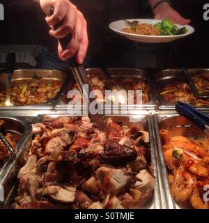 London, UK.  4. Februar 2016.  Ein Kunde füllt ihre Platte bei einem all-you can eat Buffet in Chinatown. Stockfoto