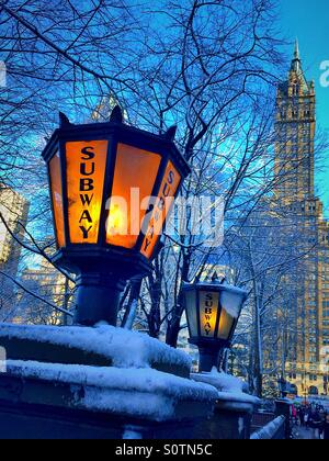 Vintage Laternen Mark und Eingang zu einer U-Bahn Station in einem Schneesturm in New York City, USA Stockfoto