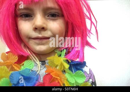 Mädchen in rosa Perücke Stockfoto