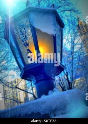 Vintage New York City Subway Lampe im Februar Schneesturm Stockfoto