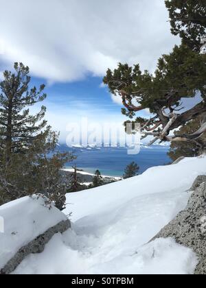 Blick von oben auf meinen geheimen Lauf beim himmlischen Ski resort mit Blick auf South Lake Tahoe. Stockfoto