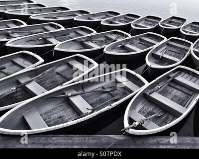 Paddelboote zur Vermietung in Arashiyama River, Kyoto, Japan Stockfoto