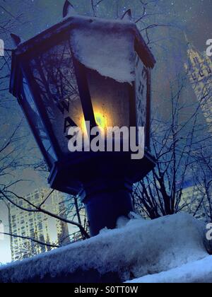 Vintage u-Bahn Lampe hell erleuchtet in einen stürmischen Himmel Stockfoto