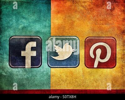 Social-Media-Logos (Facebook, Twitter, Pinterest) auf einem bunten Grunge Hintergrund Stockfoto