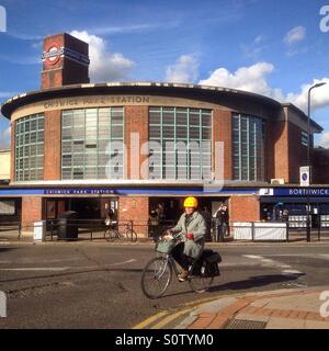 London, UK.  11. Februar 2016.  Die Art-Deco-Gebäude, beherbergt Chiswick Park u-Bahnstation. Stockfoto