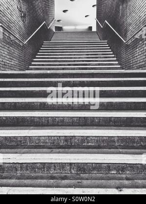 Treppe in einer u-Bahnstation nachschlagen Stockfoto