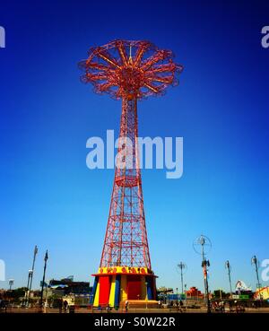 Fallschirmsprung in Coney Island, Brooklyn Stockfoto