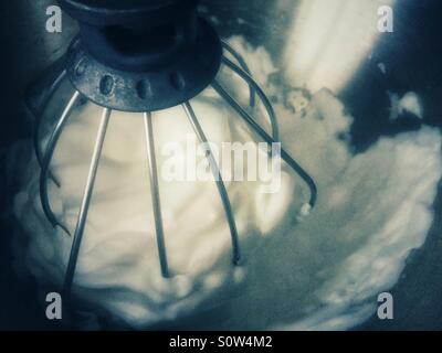 Schlagen das Eiweiß in einen elektrischen Mixer. Cool Edit. Stockfoto