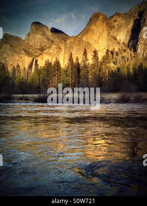 Sonnenuntergang Reflexionen auf dem Merced River mit Bridal Veil Falls Yosemite National Park Stockfoto