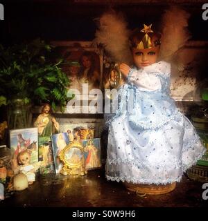 Eine Baby Jesus Skulptur schmückt einen Altar mit Heiligen im Mercado de Medellin, Colonia Roma, Mexiko-Stadt, Mexiko Stockfoto