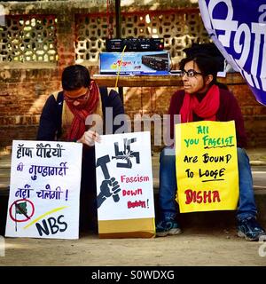 Ein Junge und ein Mädchen mit Plakat protestieren am Jantar Mantar Road, Neu Delhi, Indien gegen das Vorgehen der Polizei bei JNU, Neu-Delhi Stockfoto