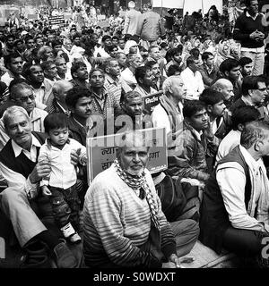 Massive Menge mit Plakaten während einer Protestaktion an Jantar Mantar Road, Neu Delhi, Indien Stockfoto