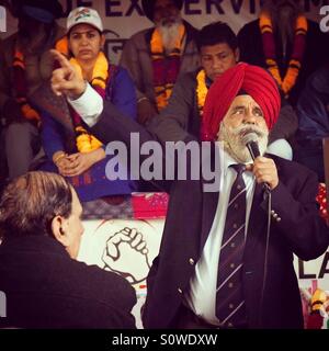 Ein Sikh Veteran Adressierung Hörer bei Jantar Mantar Road, Neu Delhi zur Unterstützung OROP für Verteidigung Personal. Stockfoto